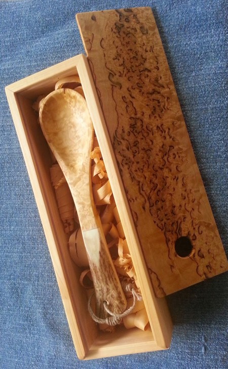 Lusikka lahjapaketissa